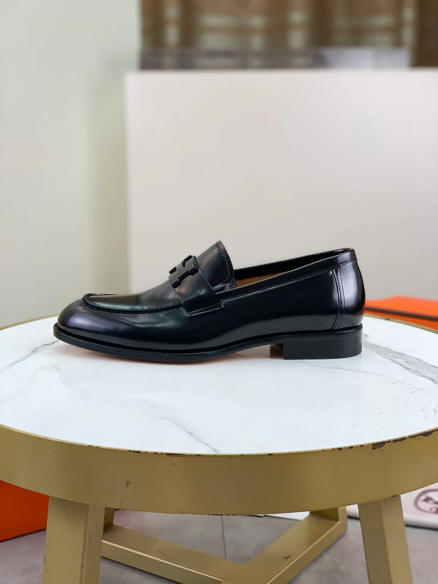 Factory price P980 💰💎💎💎 Original genuine leather outsole Brand: Hermès Grade: Same as the official website Original quality materials: Original soft calfskin Water-dyed cowhide lining Original Italian genuine leather outsole Style categories: Men's fashion Formal casual leather shoes Slip-on men's shoes series Young fashion European and American trends British style Code number: 39-45 (38.46 can be customized)